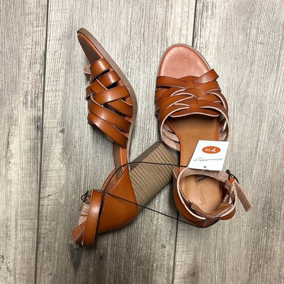 Brown Strappy Sandals. Universal thread - Picture 1 of 1